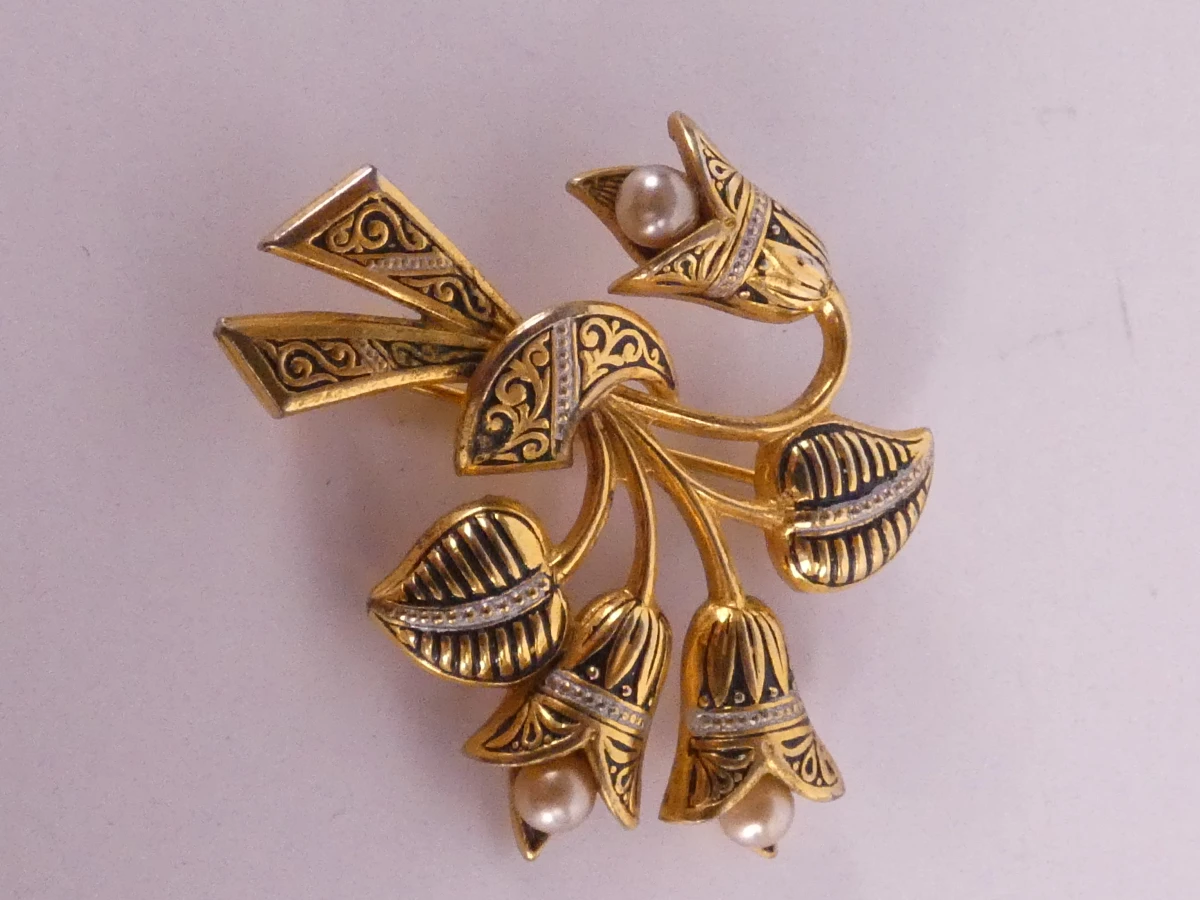 Vergulde vintage sieradenset: kettingen, armbanden, broches
