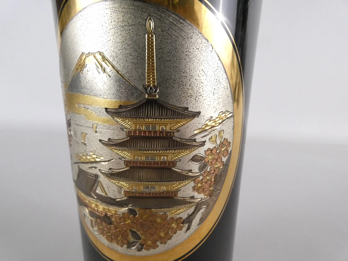 Zwarte Japanse vaas met gouden/zilveren decoratie