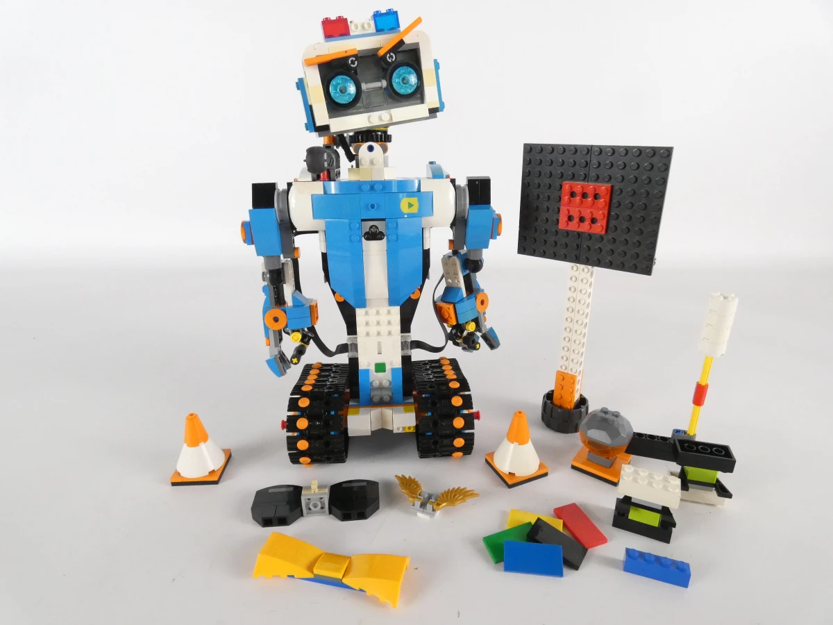 Lego voetbalspel, robot en haai(3409-1, 17101, 6135)