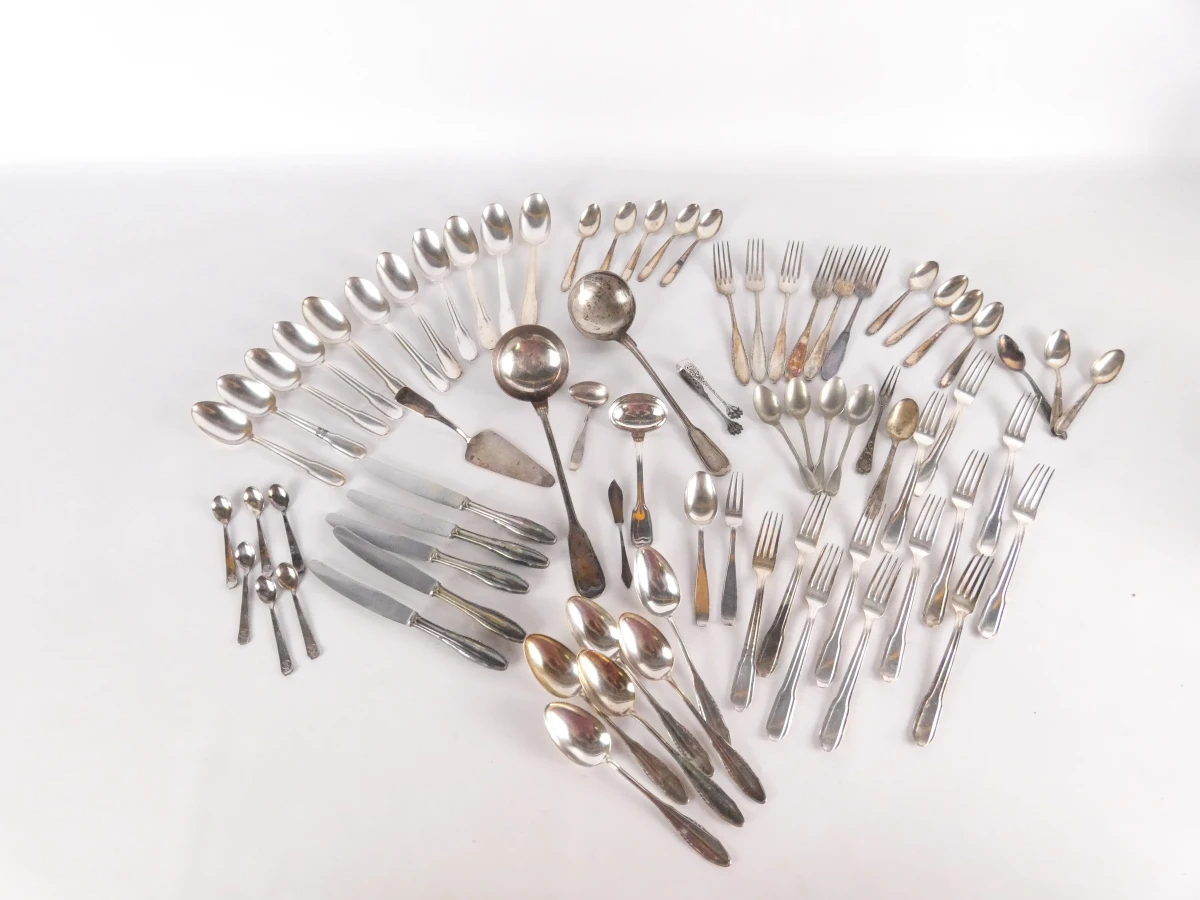 Groot assortiment verzilverde bestek en serveerlepels