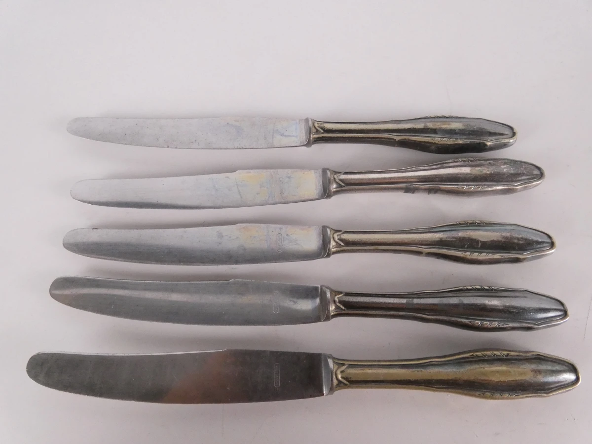 Groot assortiment verzilverde bestek en serveerlepels