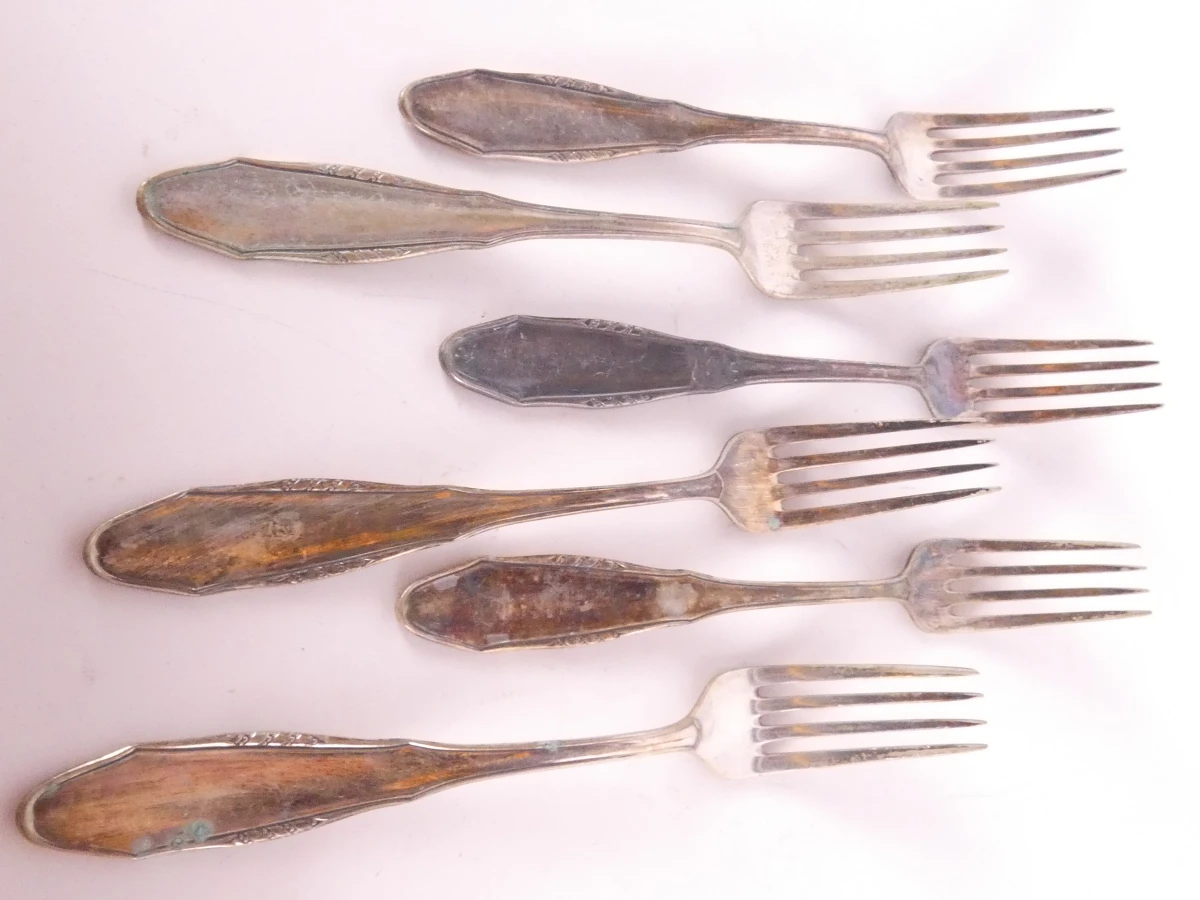 Groot assortiment verzilverde bestek en serveerlepels
