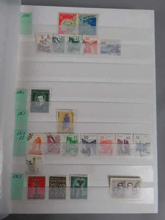 Postzegelverzameling Jugoslavija en Polen in album
