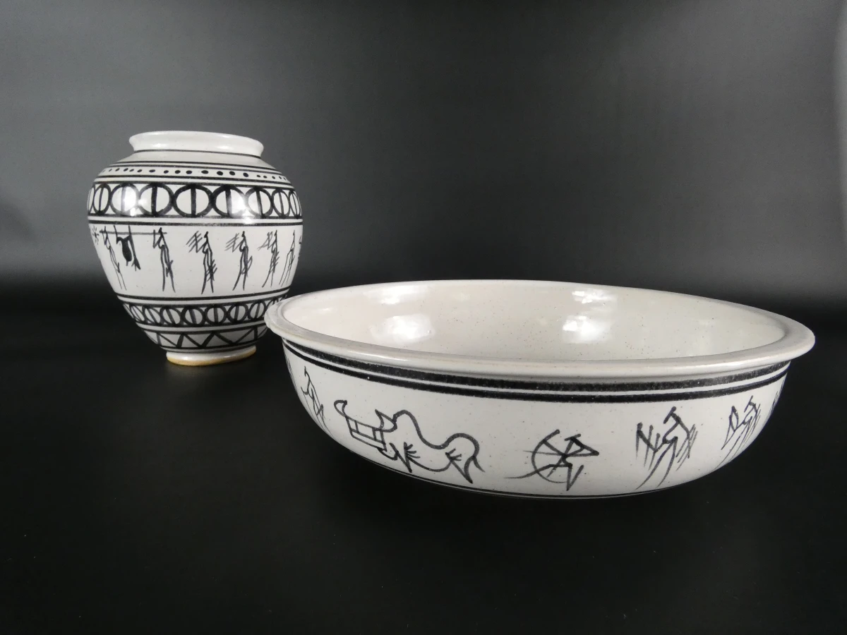 Set keramische vaas en schaal met zwart-witte decoratie