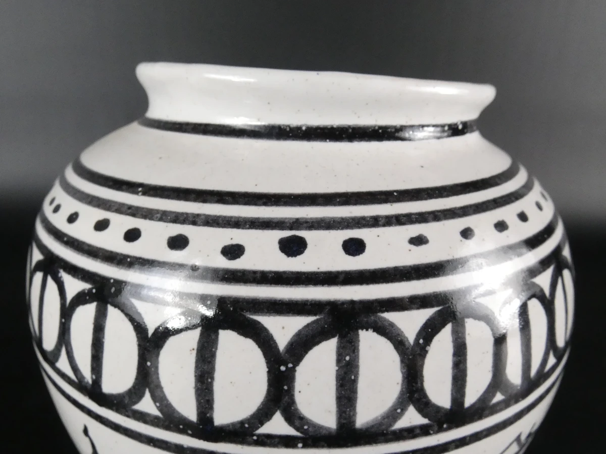 Set keramische vaas en schaal met zwart-witte decoratie
