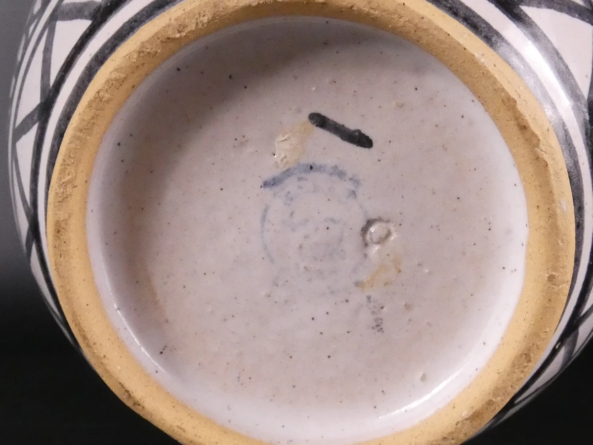 Set keramische vaas en schaal met zwart-witte decoratie