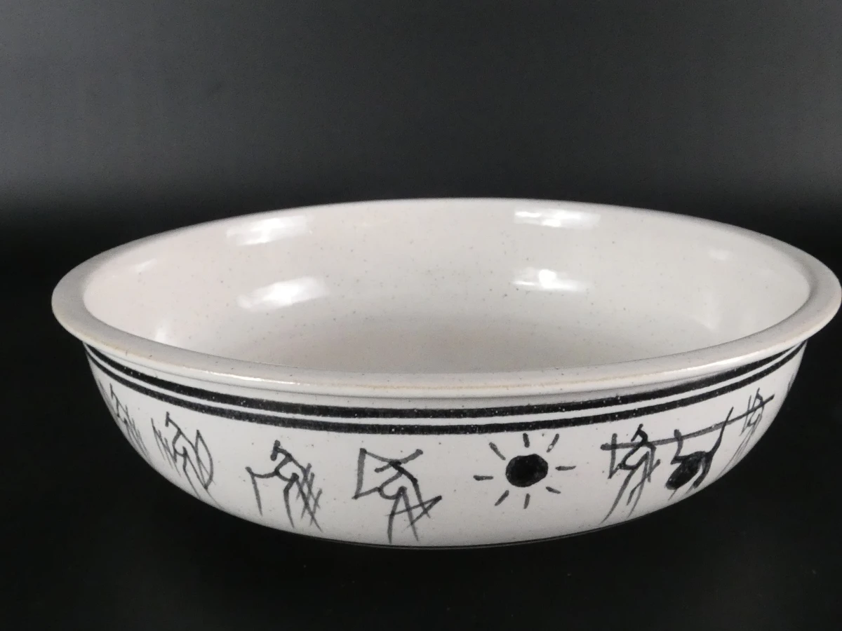 Set keramische vaas en schaal met zwart-witte decoratie