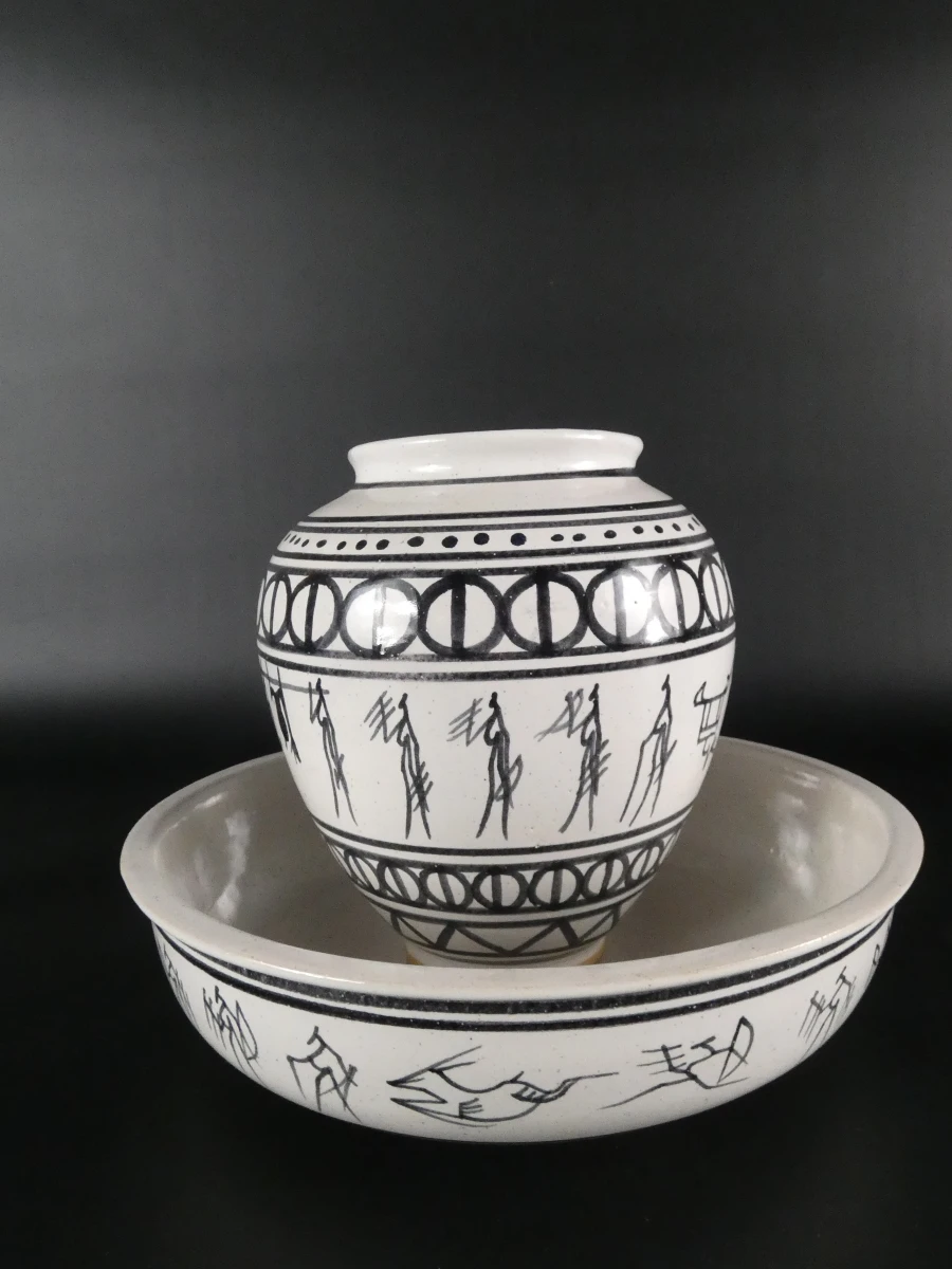 Set keramische vaas en schaal met zwart-witte decoratie
