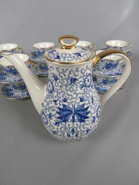 Blauw-wit porseleinen koffieservies met gouden accenten