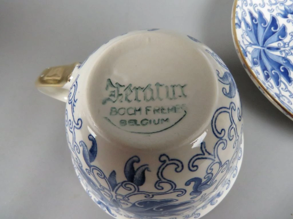 Blauw-wit porseleinen koffieservies met gouden accenten