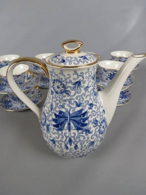 Blauw-wit porseleinen koffieservies met gouden accenten