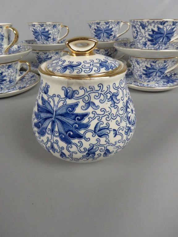 Blauw-wit porseleinen koffieservies met gouden accenten