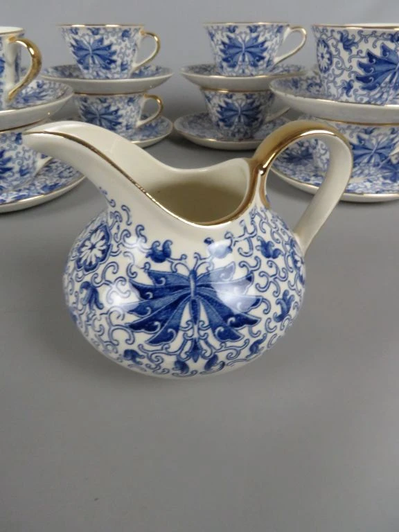Blauw-wit porseleinen koffieservies met gouden accenten