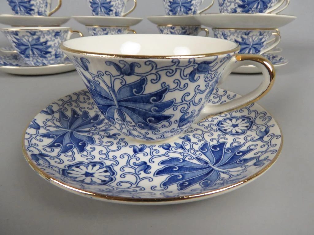 Blauw-wit porseleinen koffieservies met gouden accenten