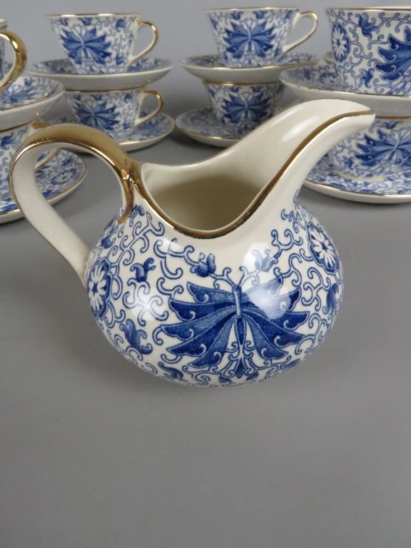 Blauw-wit porseleinen koffieservies met gouden accenten