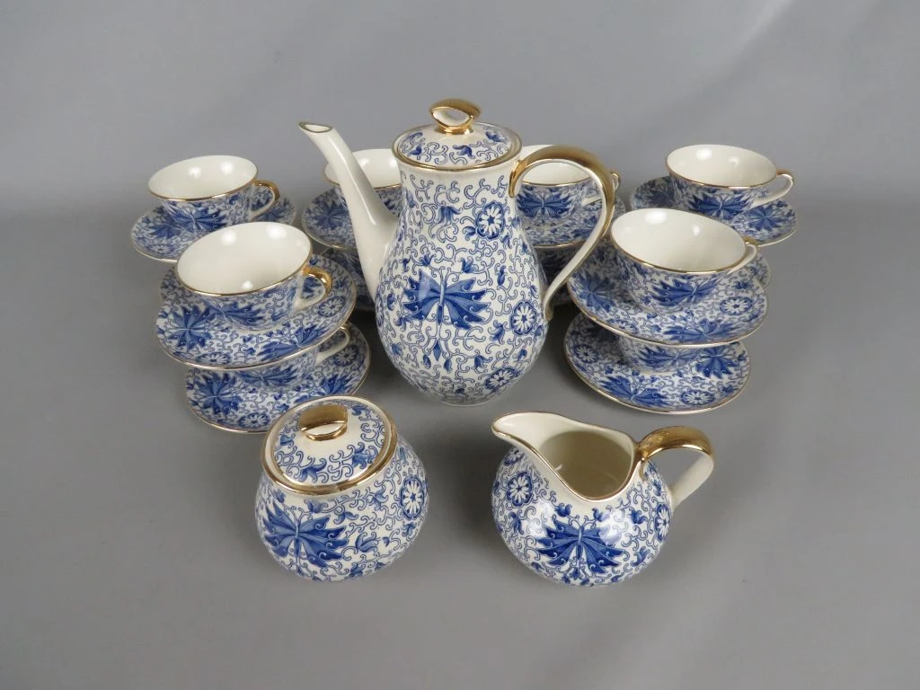 Blauw-wit porseleinen koffieservies met gouden accenten