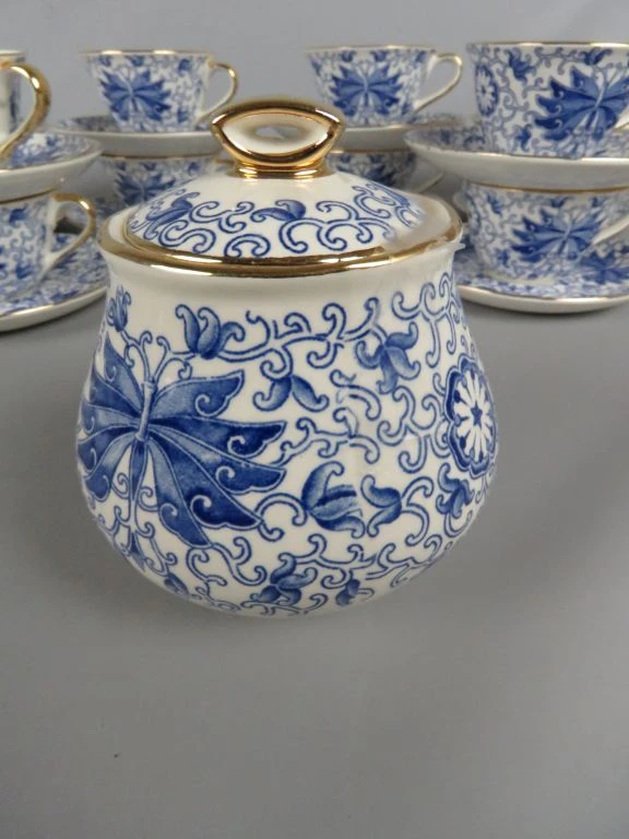 Blauw-wit porseleinen koffieservies met gouden accenten