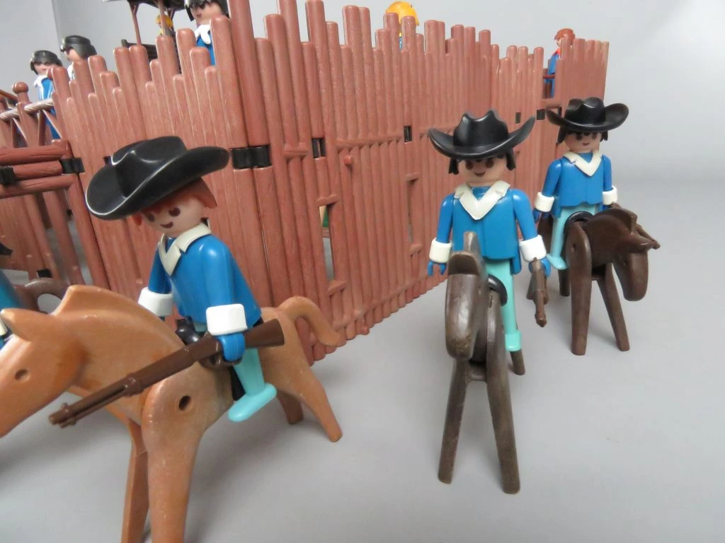 Playmobil fort met figuren en paarden