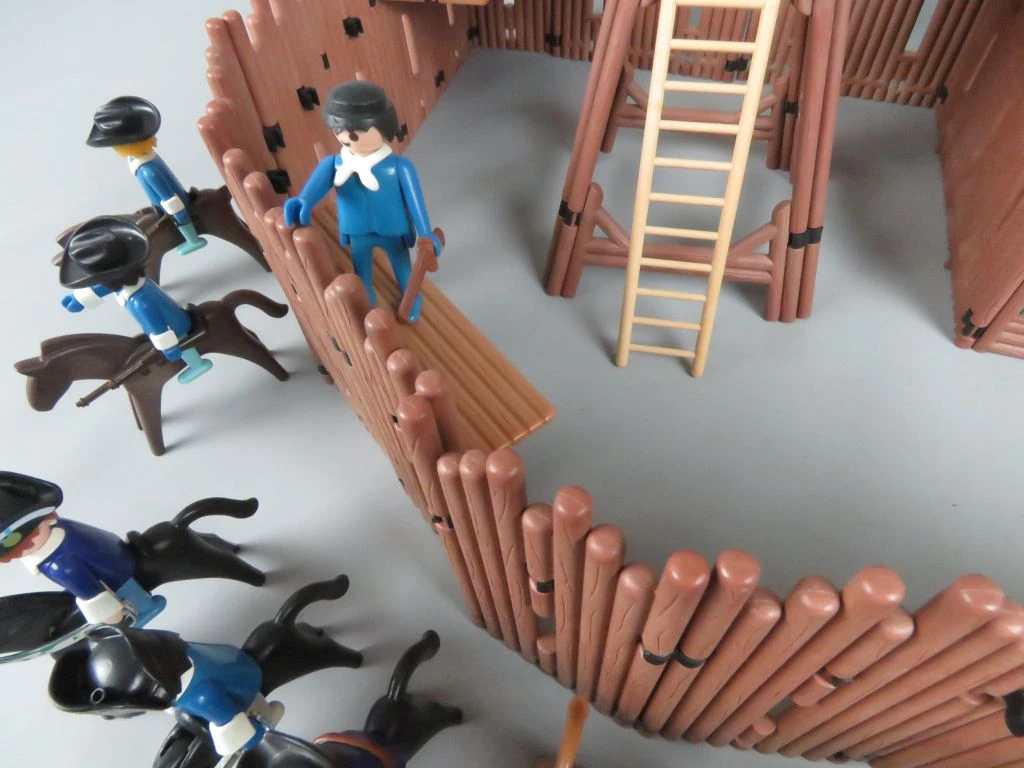 Playmobil fort met figuren en paarden