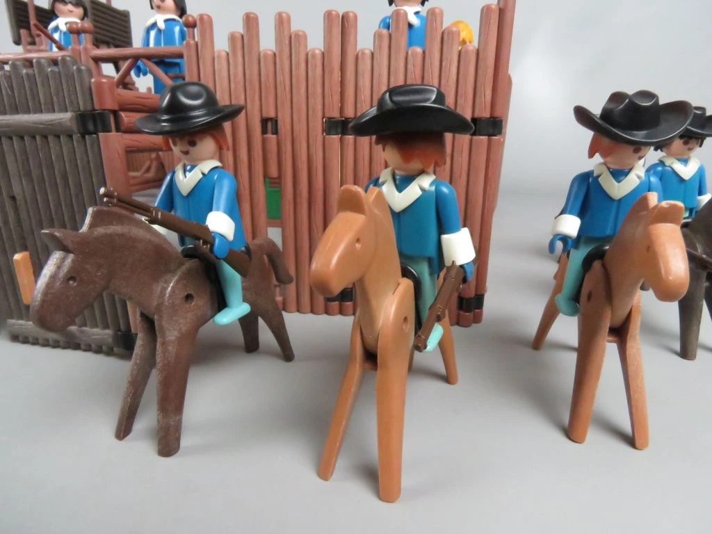Playmobil fort met figuren en paarden