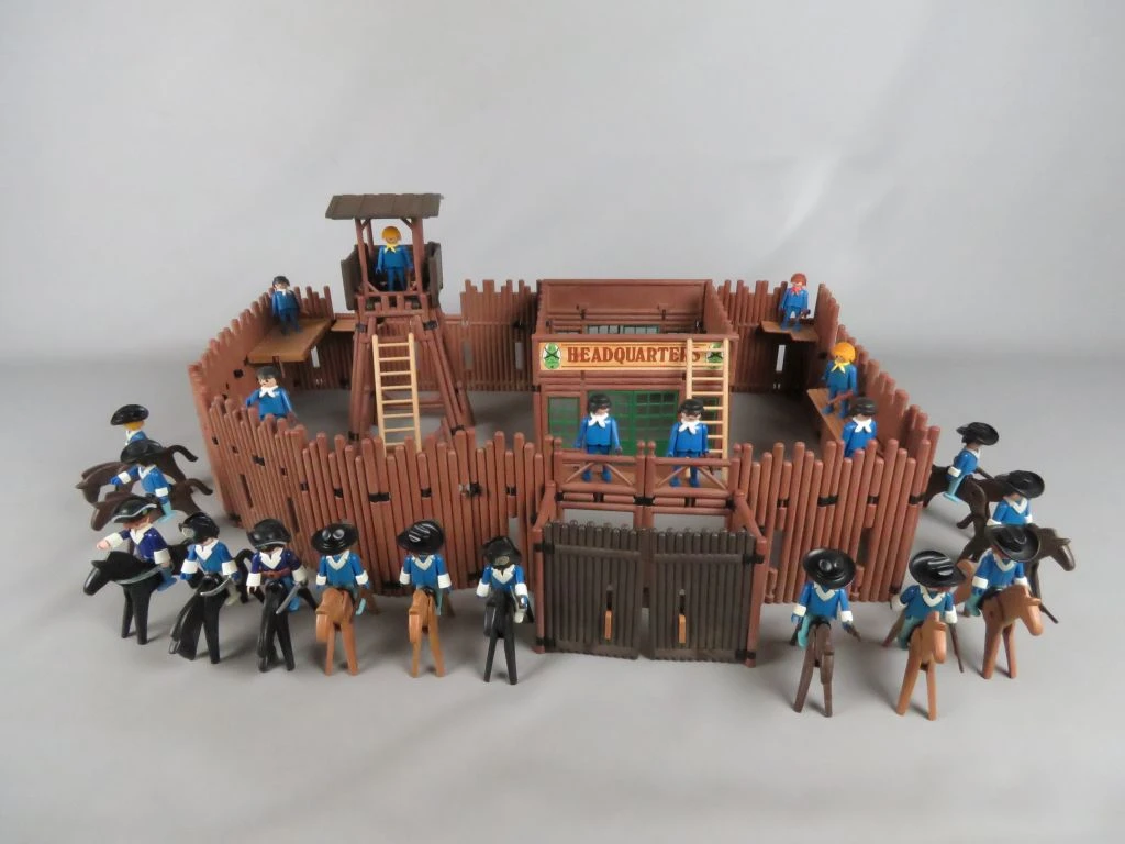 Playmobil fort met figuren en paarden
