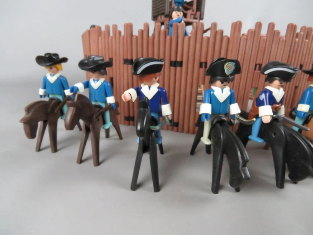 Playmobil fort met figuren en paarden