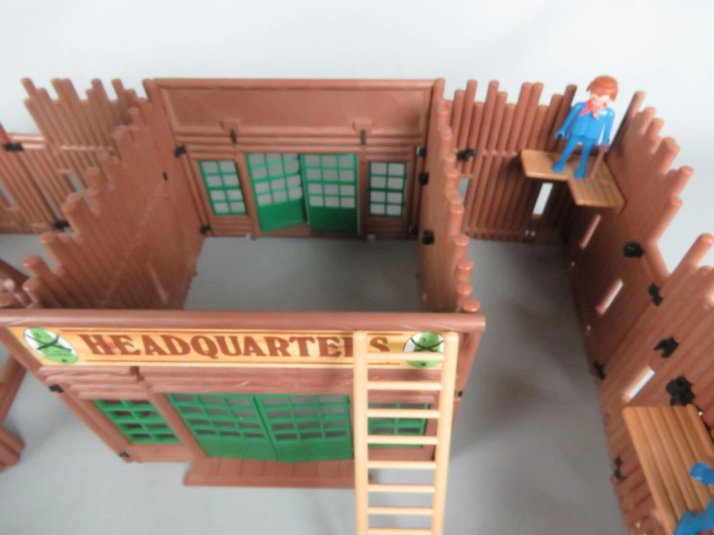 Playmobil fort met figuren en paarden