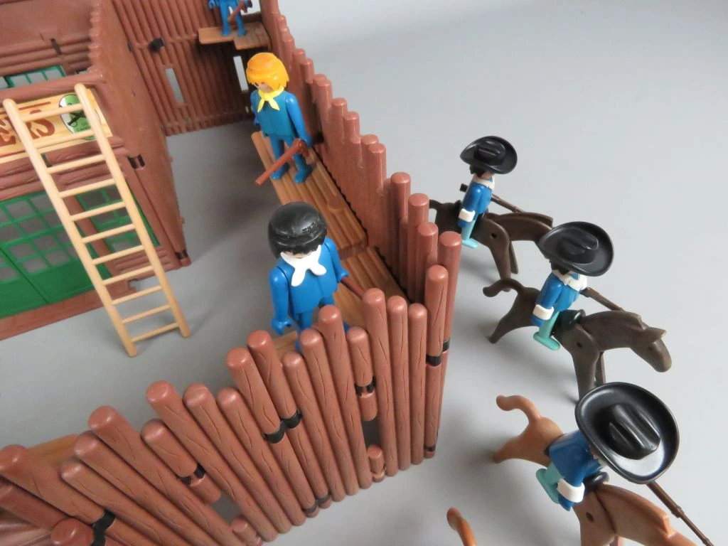 Playmobil fort met figuren en paarden
