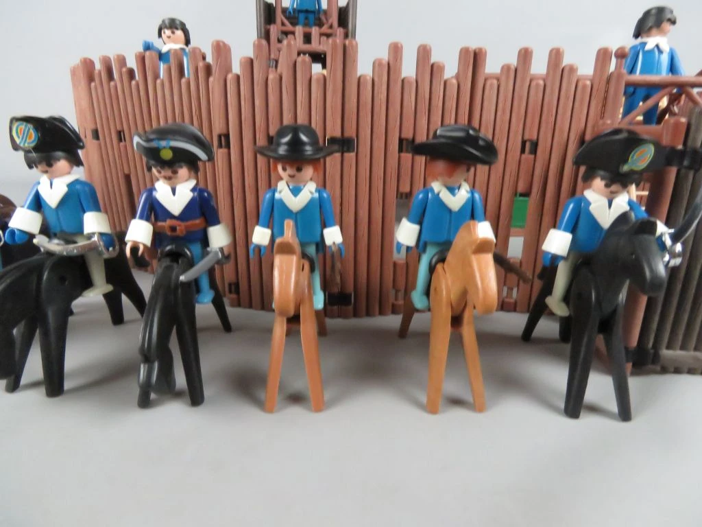 Playmobil fort met figuren en paarden
