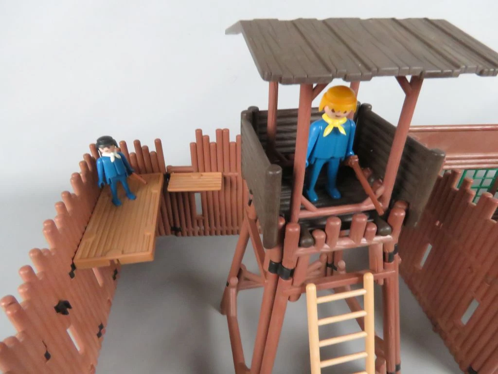Playmobil fort met figuren en paarden