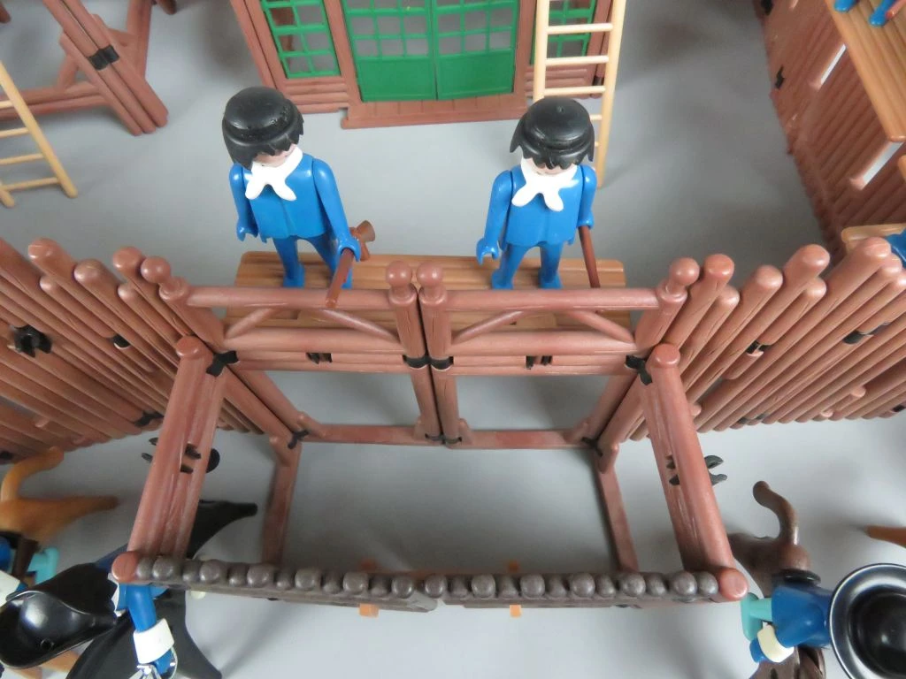 Playmobil fort met figuren en paarden