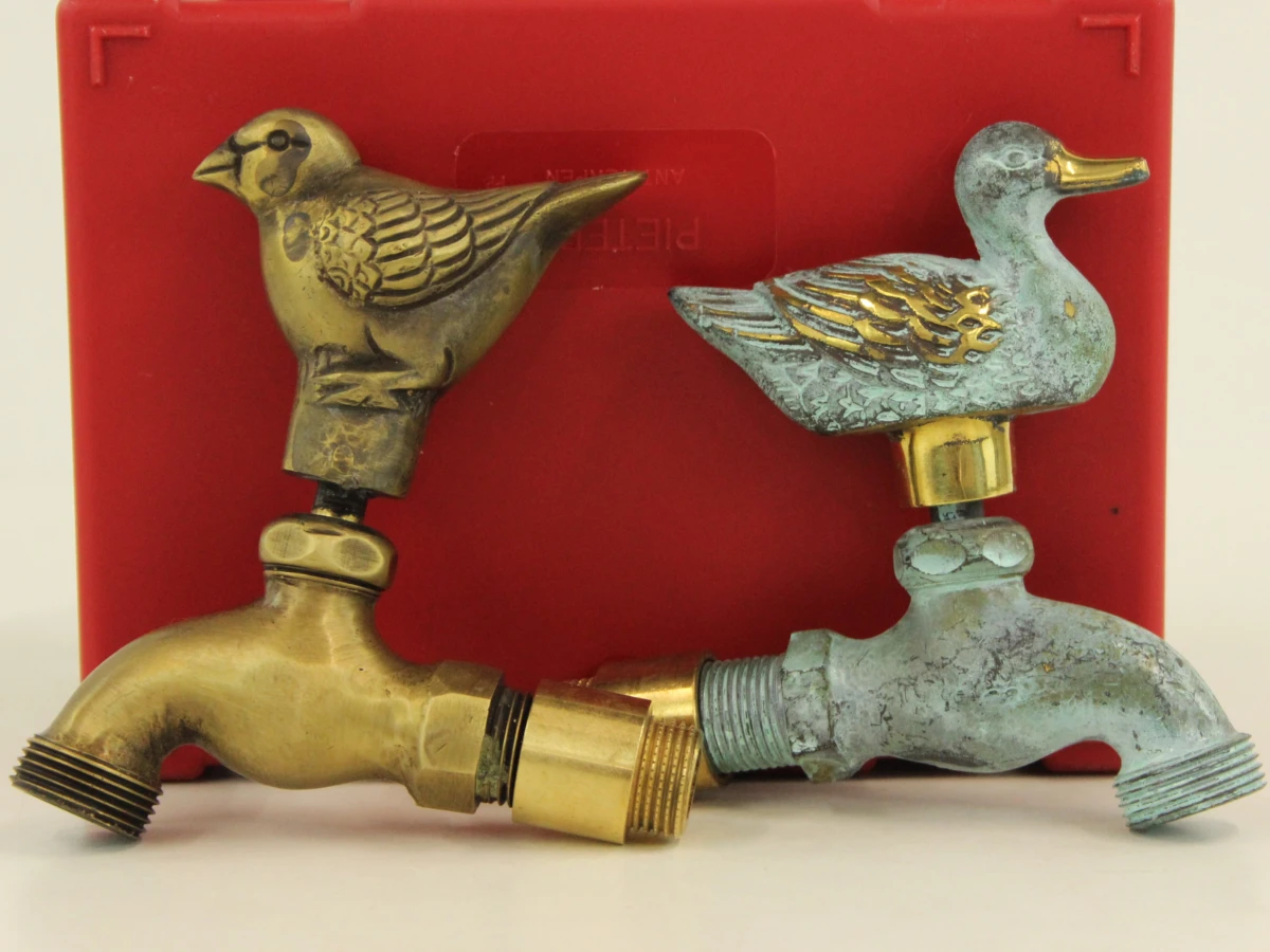 Set van 2 vintage tuinkranen in messing  met vogelmotief