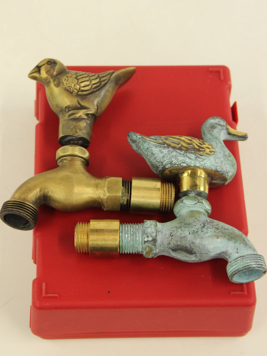 Set van 2 vintage tuinkranen in messing  met vogelmotief