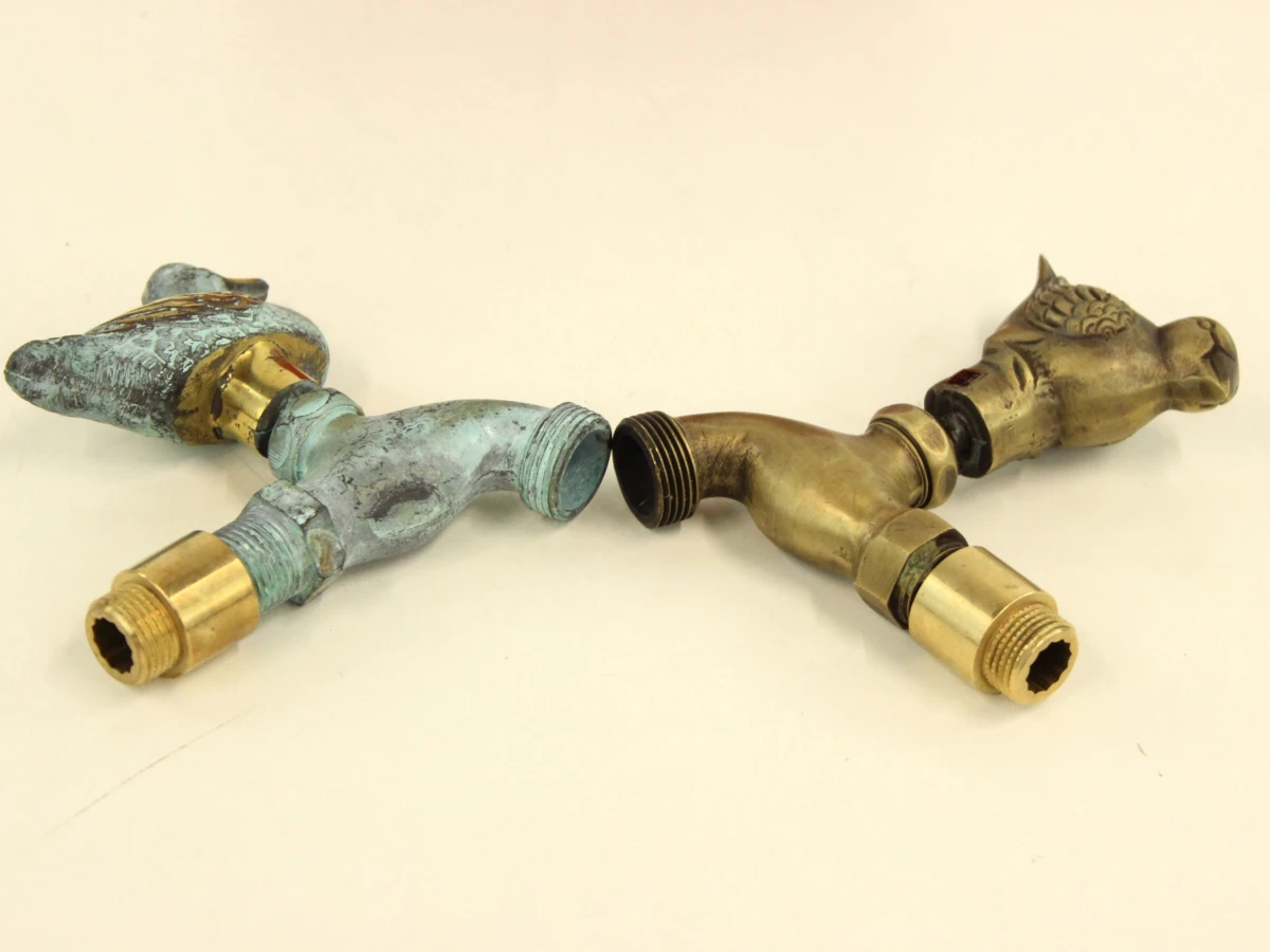 Set van 2 vintage tuinkranen in messing  met vogelmotief