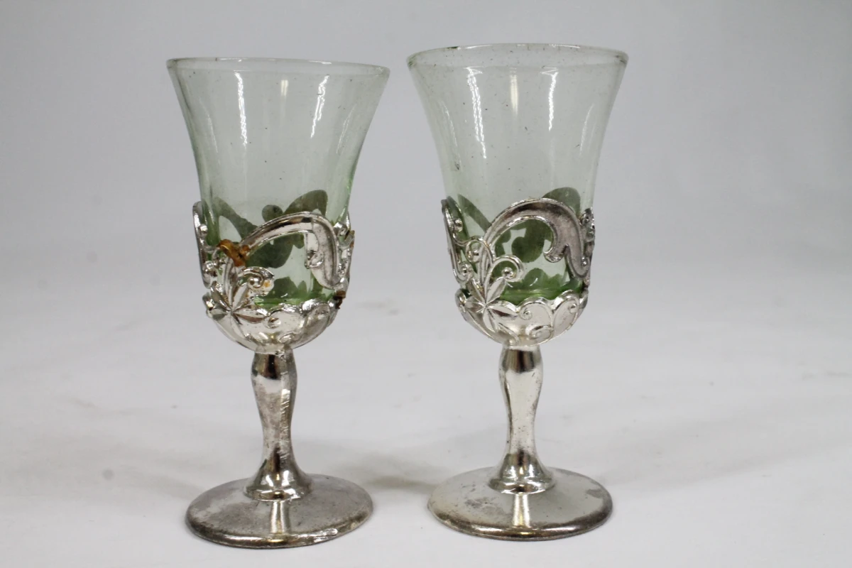 Vintage likeurglaasjes in opbergdoos