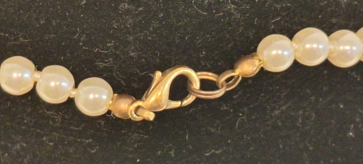 Klassieke parelketting met gouden sluiting - foto 3