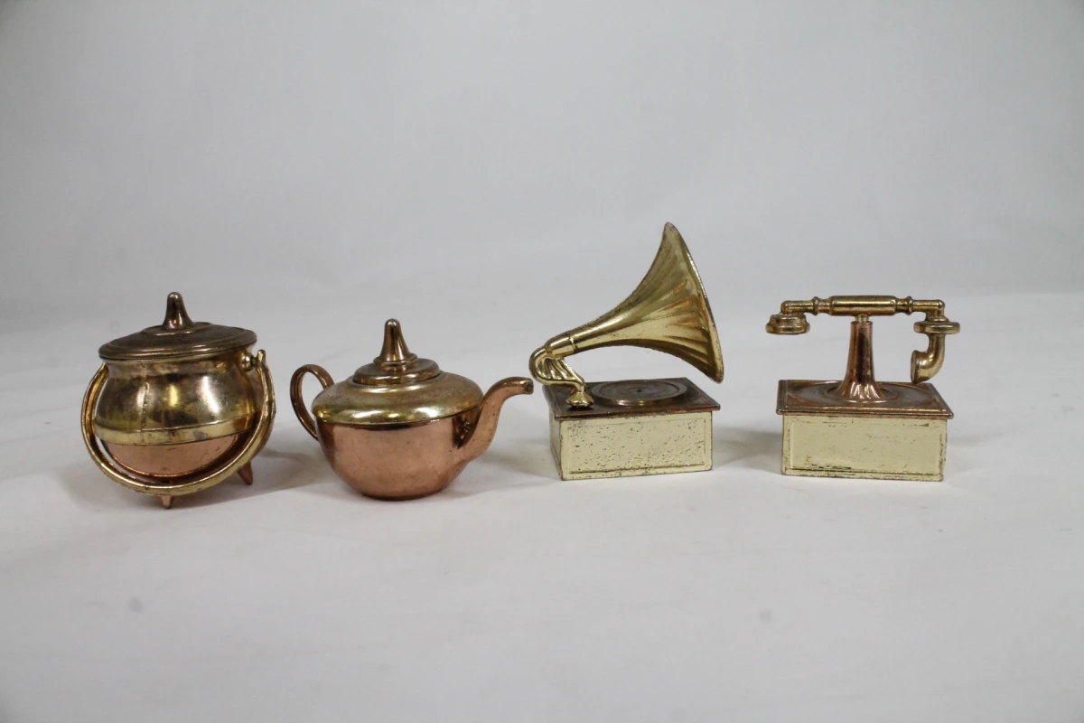 Set van miniatuur koperen en messing decoratieve voorwerpen