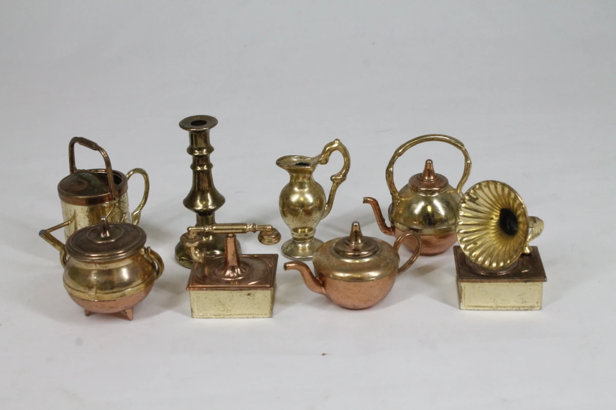 Set van miniatuur koperen en messing decoratieve voorwerpen