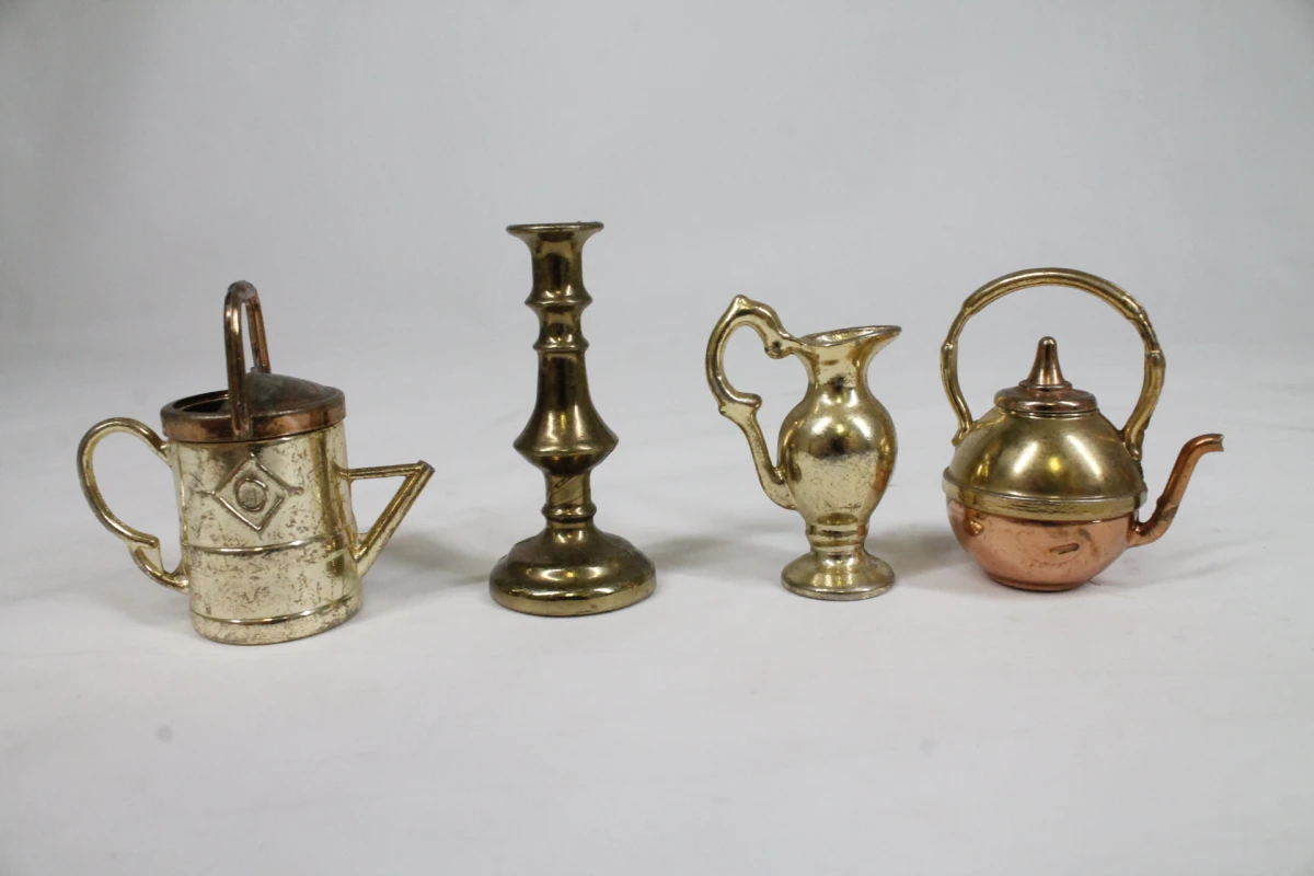 Set van miniatuur koperen en messing decoratieve voorwerpen