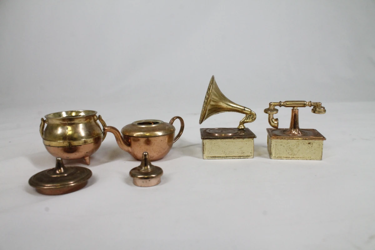 Set van miniatuur koperen en messing decoratieve voorwerpen