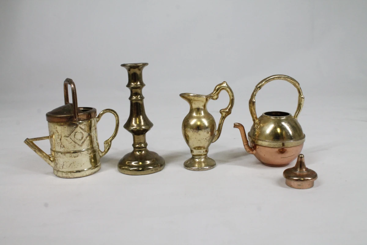 Set van miniatuur koperen en messing decoratieve voorwerpen