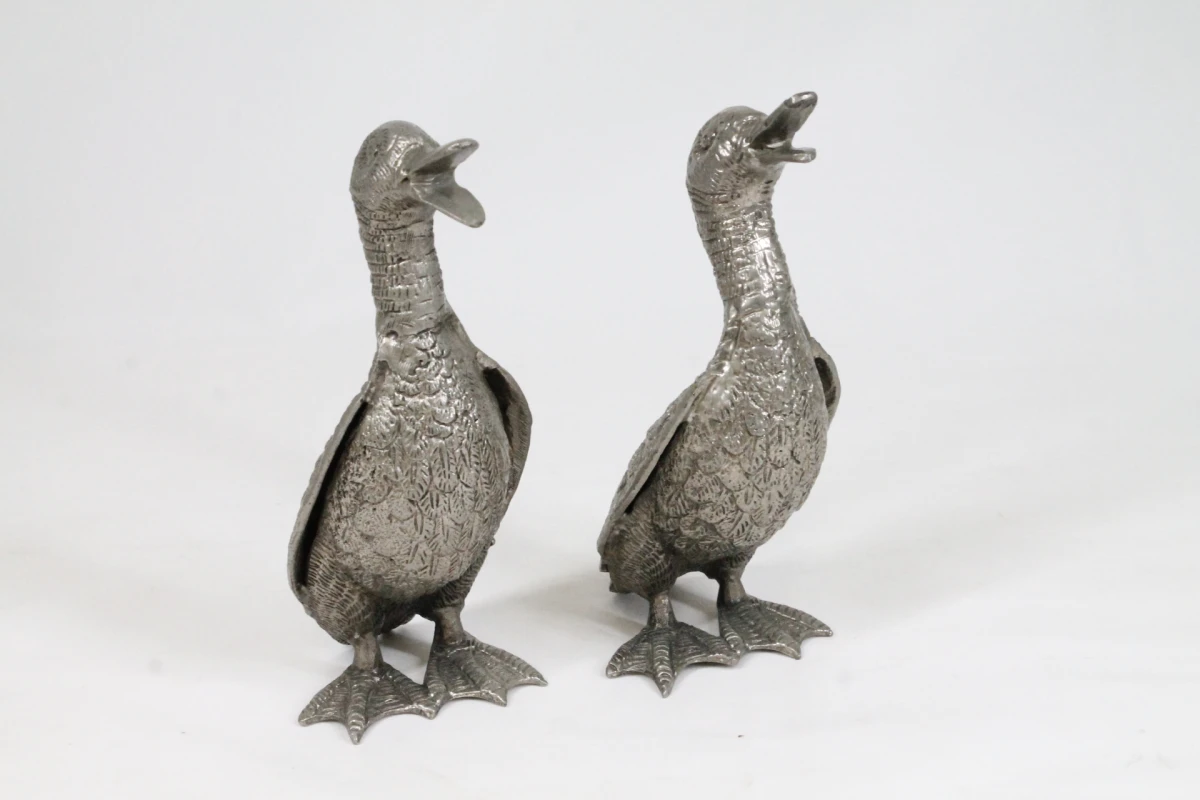 Set van 2 metalen eenden beeldjes