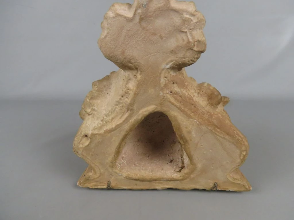 Decoratief stenen gevelornament met gezicht