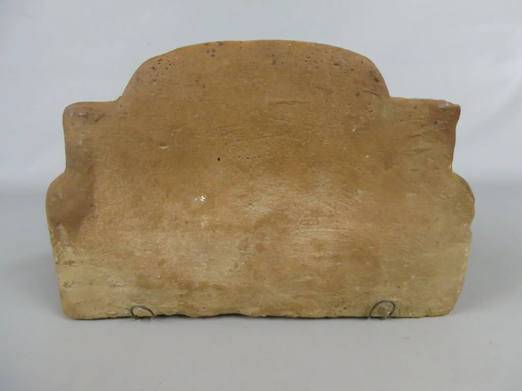 Decoratief stenen gevelornament met gezicht