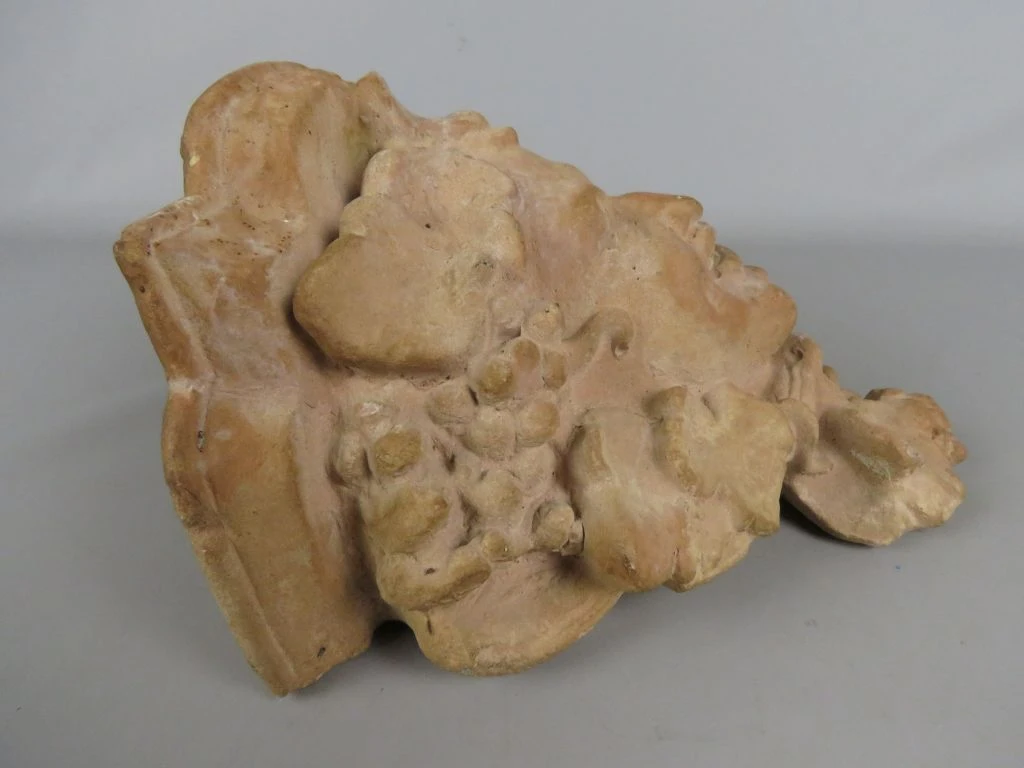 Decoratief stenen gevelornament met gezicht