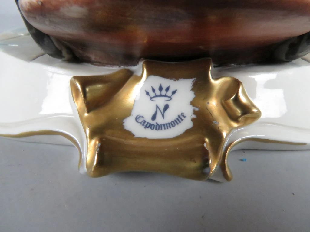 Beeldje van bakker met kruiwagen en zakken, Capodimonte stijl