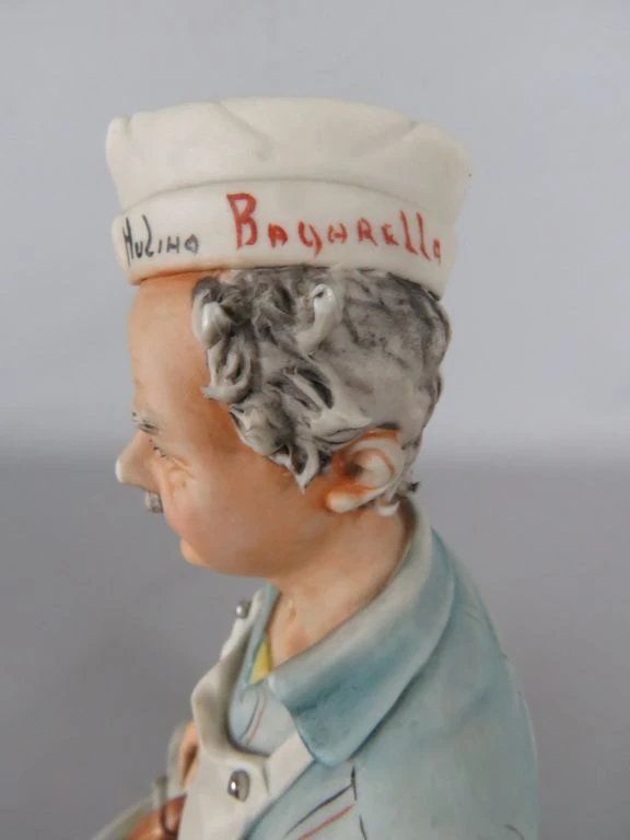 Beeldje van bakker met kruiwagen en zakken, Capodimonte stijl
