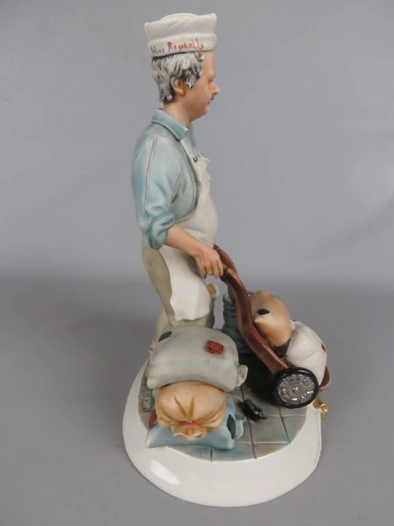 Beeldje van bakker met kruiwagen en zakken, Capodimonte stijl