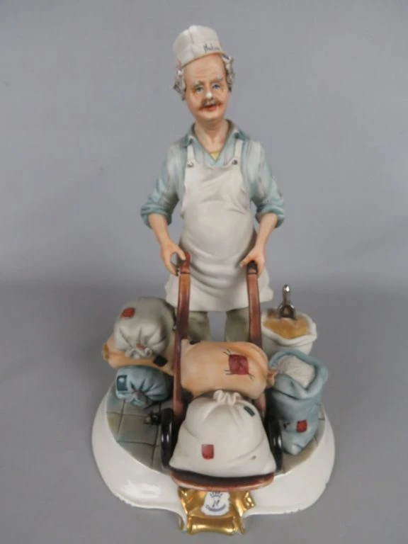 Beeldje van bakker met kruiwagen en zakken, Capodimonte stijl