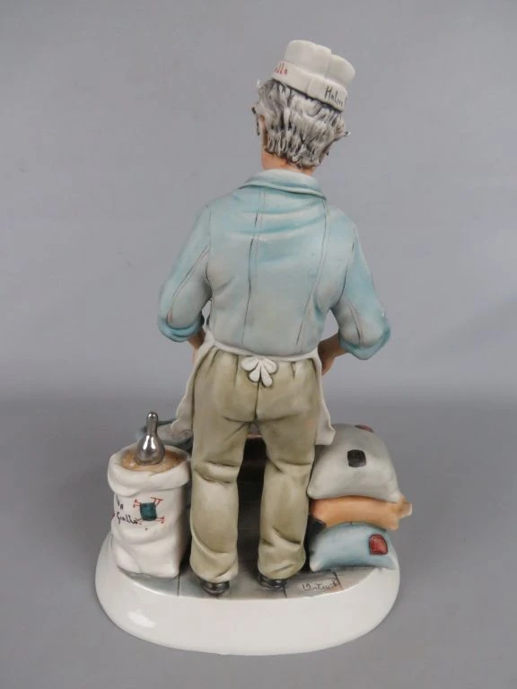 Beeldje van bakker met kruiwagen en zakken, Capodimonte stijl
